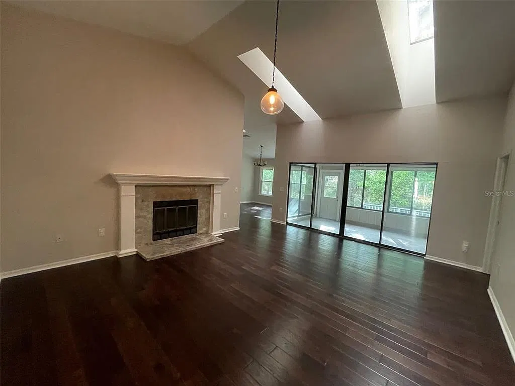 3 bed, 2.0 bath, 2010 sqft, $2,600 — Photo 2