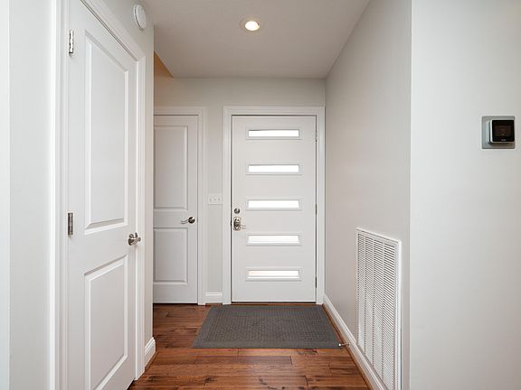 4th image of 332 Hickory Blf #332