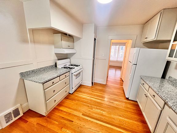 3rd image of 736 Niantic Ave
