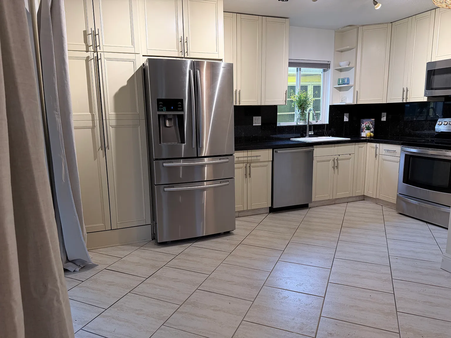 2 bed, 1050 sqft, $2,475 — Photo 4