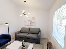 840 SW 7th St, Miami, FL