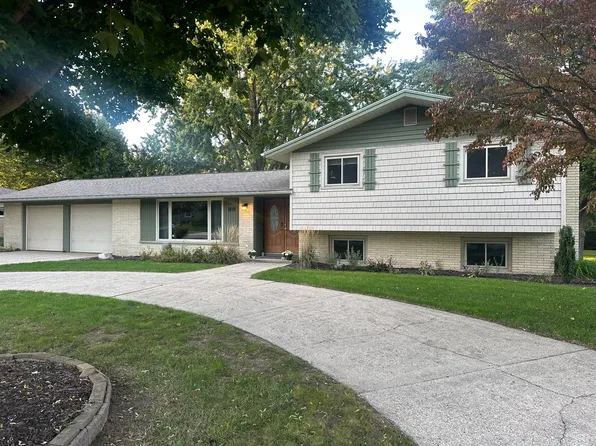 819 E Plainfield Ct, Zeeland, MI 49464
