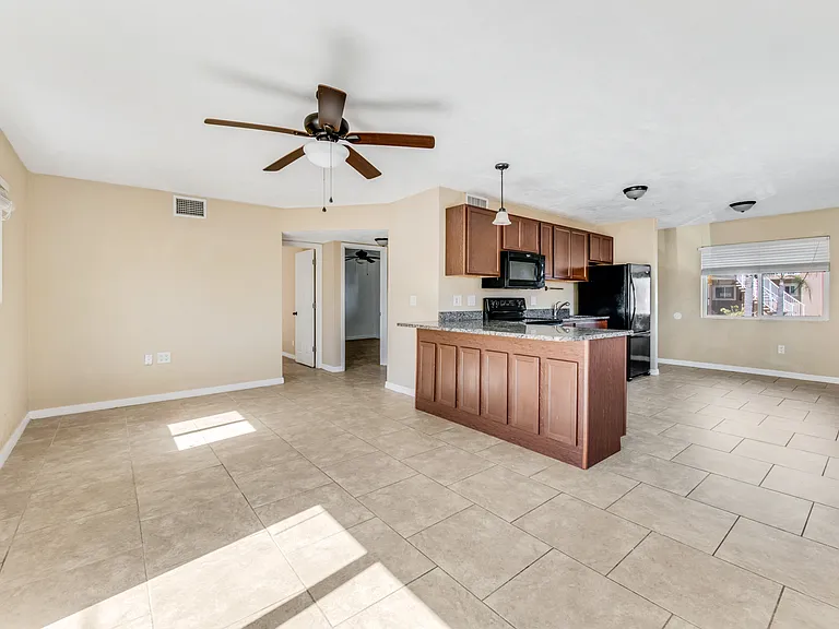 2525 N Oleander Ave #203 — Photo 2