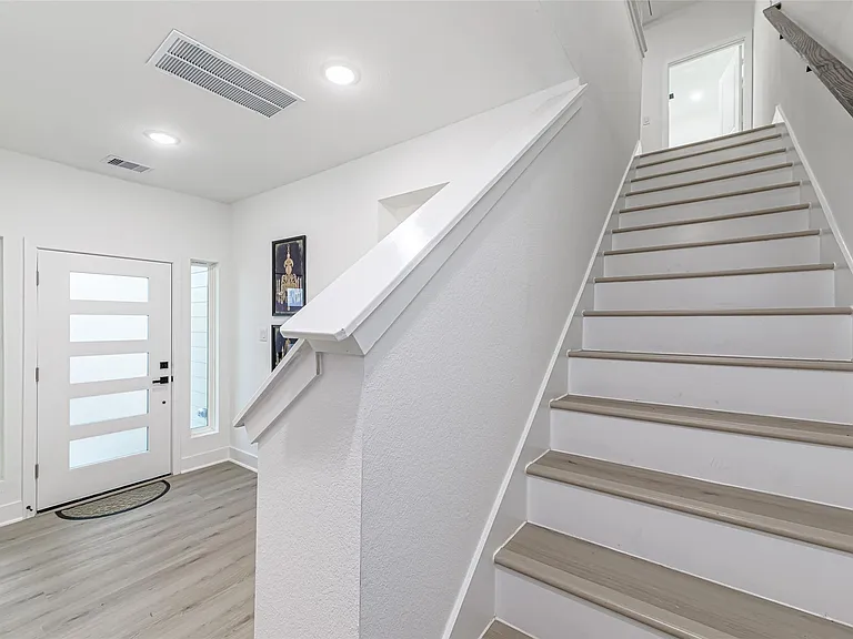 7806 Comal St #B — Photo 10
