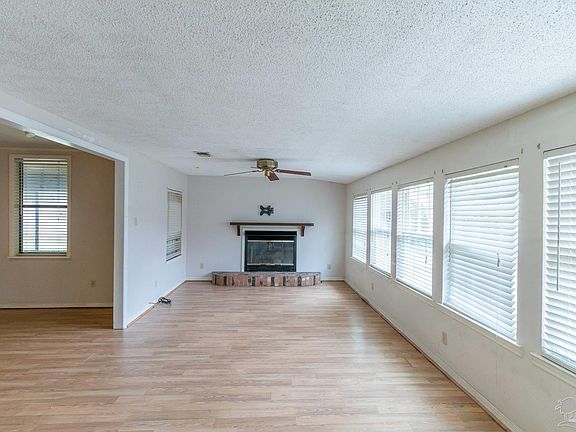 3rd image of 810 N 61st Ave