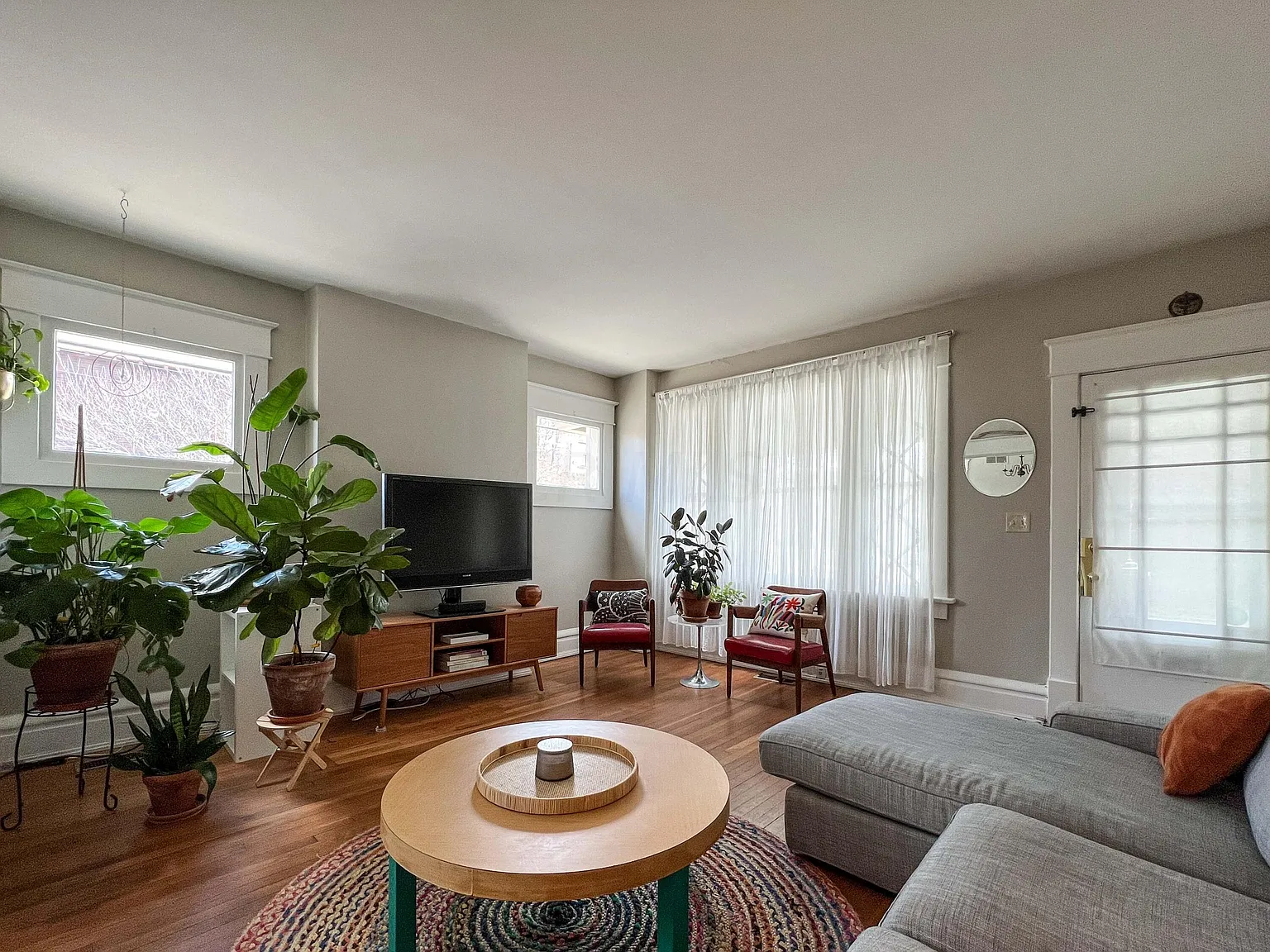 3 bed, 1.5 bath, 3701 sqft, $2,450 — Photo 3