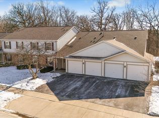 385 Woodview Cir APT B, Elgin, IL 60120