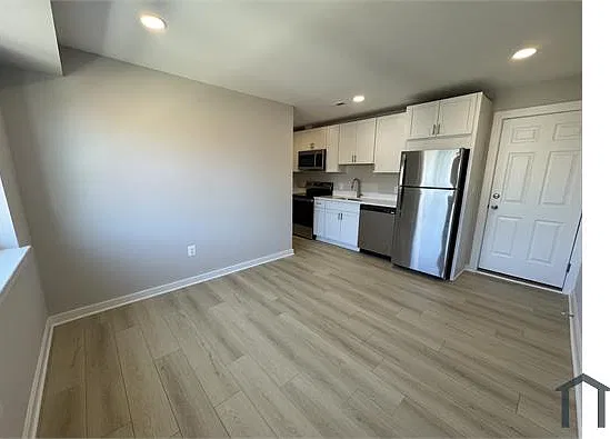 2 bed, 700 sqft, $2,923 — Photo 2