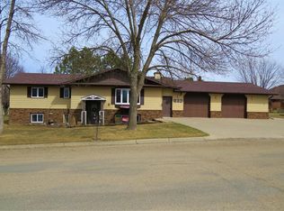 324 21st Ave NE, Jamestown, ND 58401