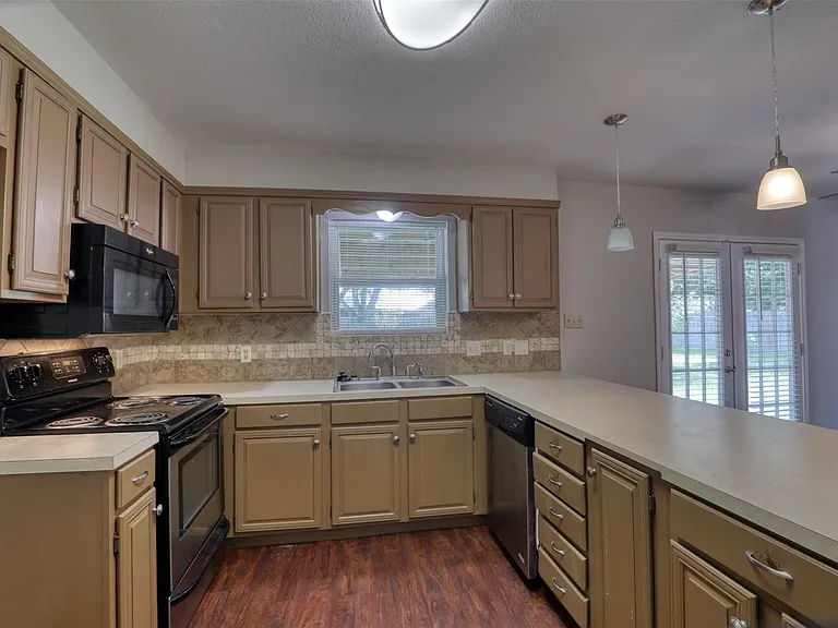 607 Rosewood Dr — Photo 15