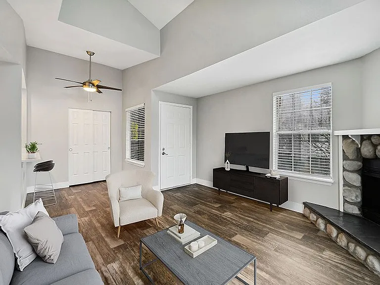 Central Flats — Photo 2
