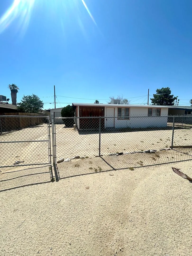 Eclectic 2 Bedroom 1 Bathroom Home — Photo 2