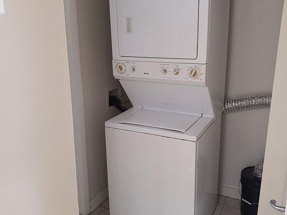 3rd image of 813 Lighthouse Dr APT B