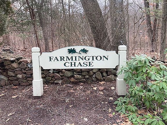 1st image of 37 Farmington Chase Cres