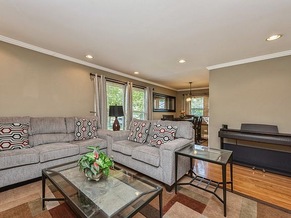 4th image of 407 W Hawthorne Blvd