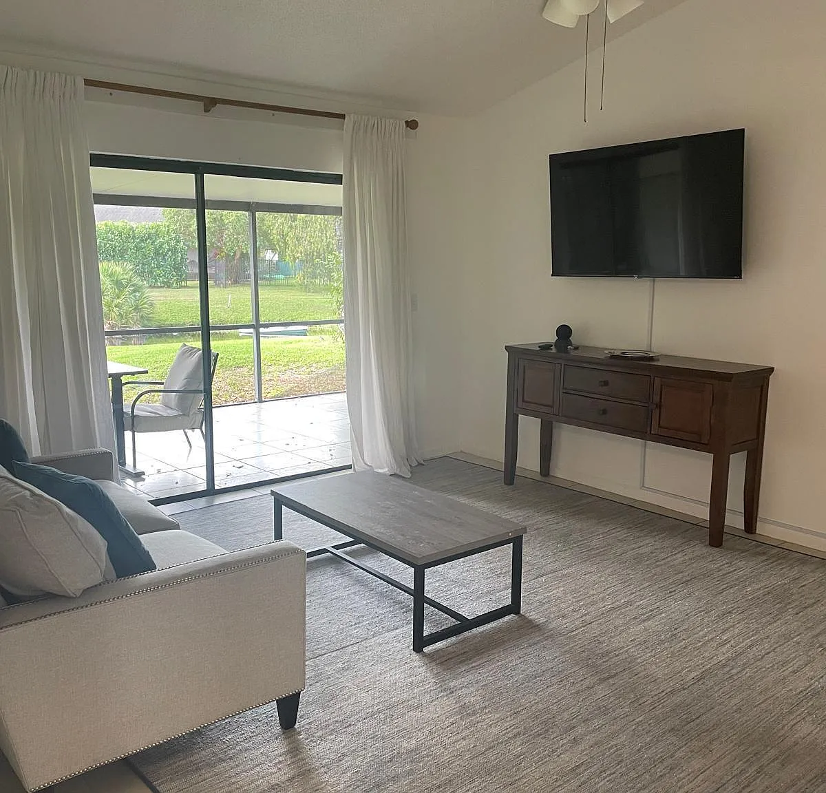 2 bed, 1.0 bath, 907 sqft, $2,850 — Photo 2