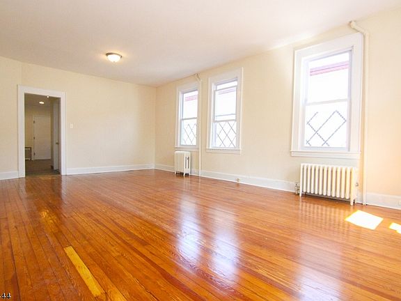 5th image of 264 Stover Ave