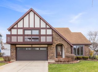 1141 Windslow Cir, Crystal Lake, IL 60014