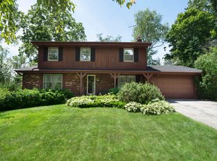 8282 Parkridge Ct E, Greendale, WI 53129