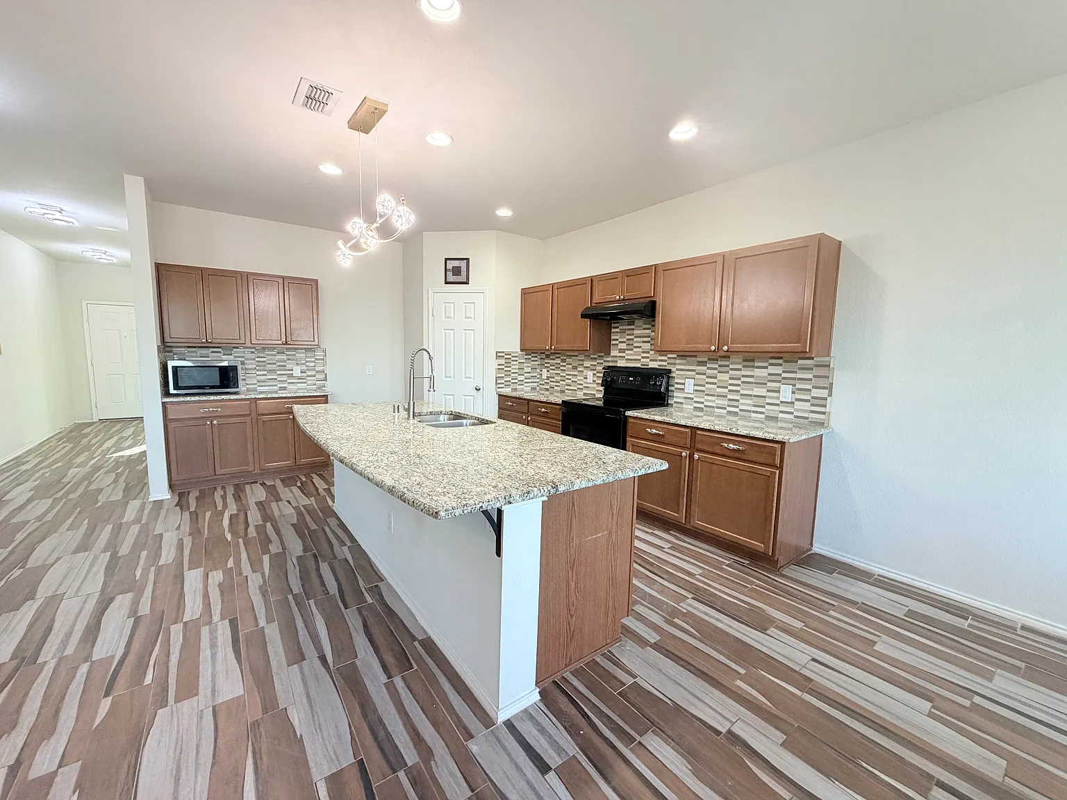 3 bed, 2.5 bath, 2787 sqft, $2,550 — Photo 3