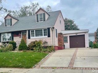 29 Nugent St, New Hyde Park, NY 11040
