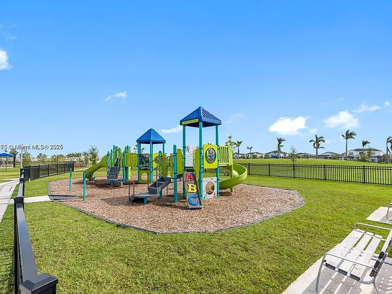 13138 Valletta Way #2-013 — Photo 32