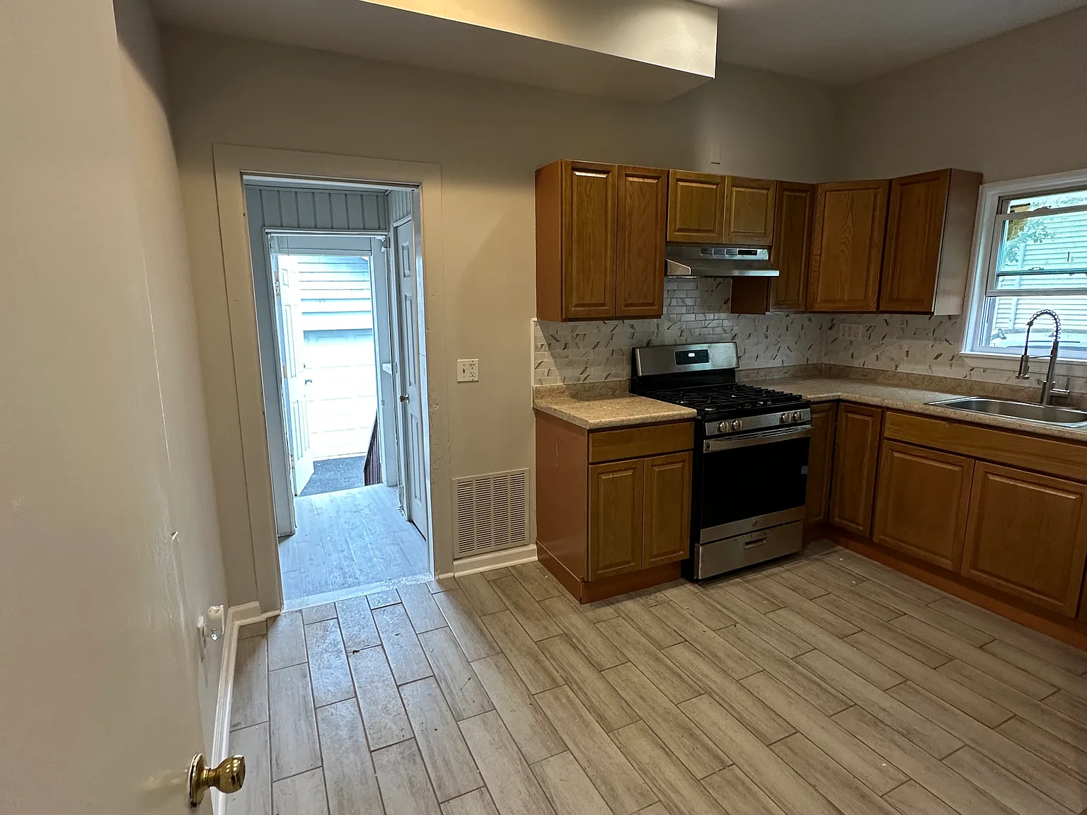 3 bed, 1600 sqft, $2,200 — Photo 2
