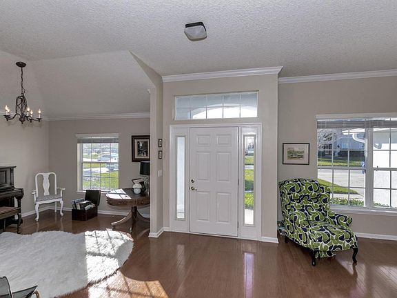 4th image of 820 W American Eagle Dr