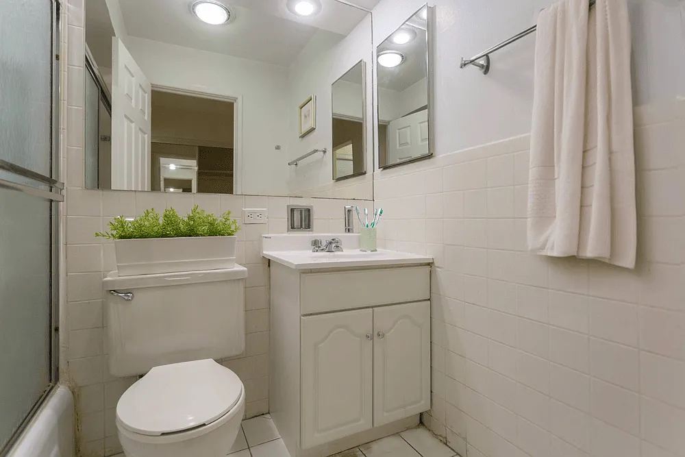 Sheridan Terrace - 6725 N Sheridan Rd — Photo 4