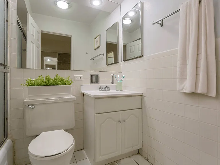 Sheridan Terrace - 6725 N Sheridan Rd — Photo 5