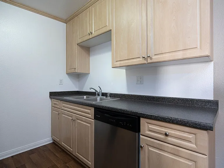 Royal Village Apartments — Photo 24