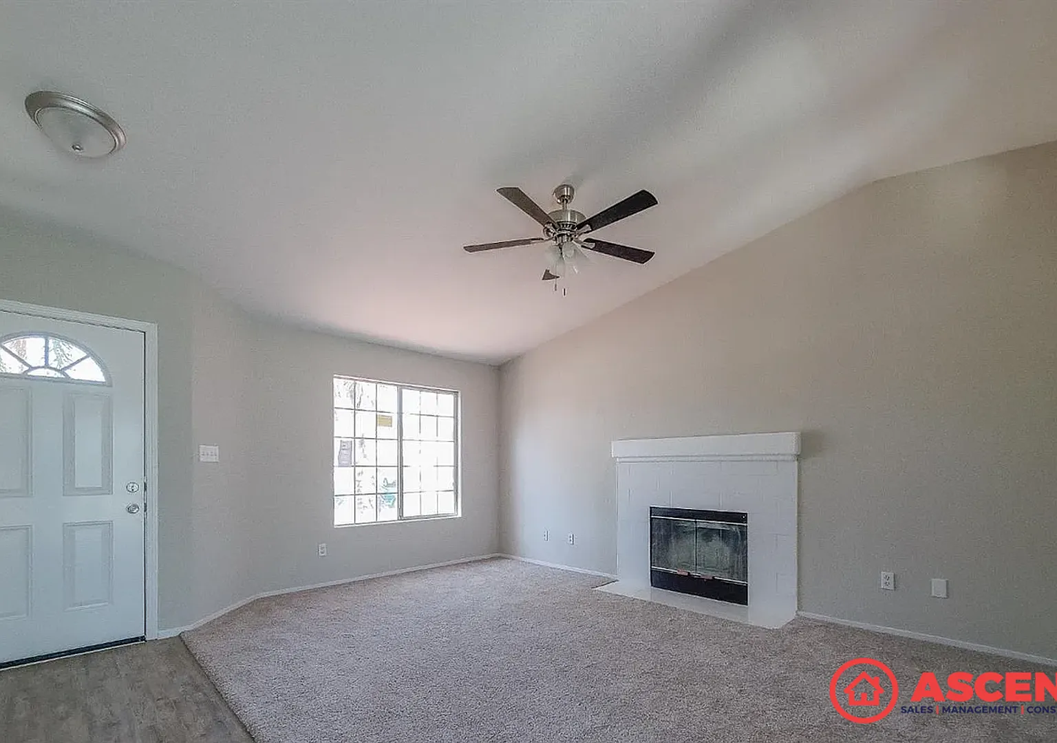 Stunning 3BD/2BA Home in Bakersfield's Desirable 93311 Pool & Fireplace! — Photo 2