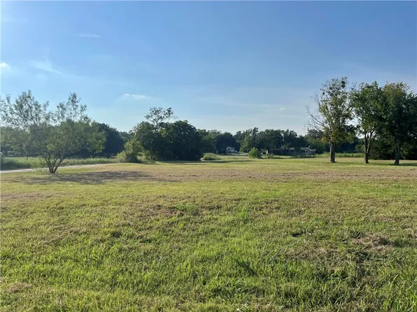 E Navarro Ave, Mart, TX 76664
