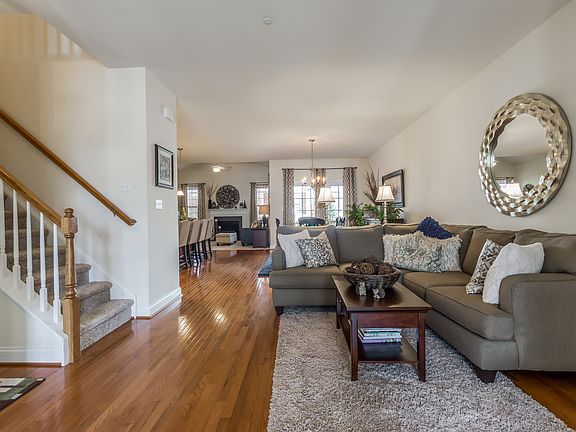 3rd image of 107 Ladbroke Ln