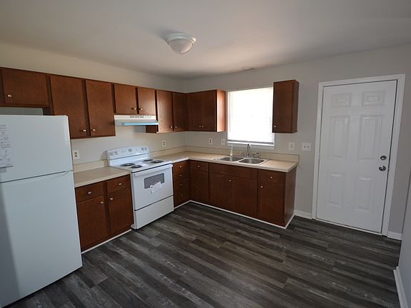3rd image of 831 N Franklin St