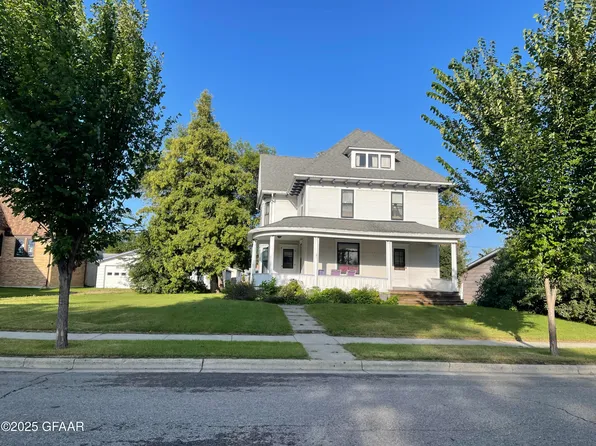 123 Harris Ave S, Park River, ND 58270