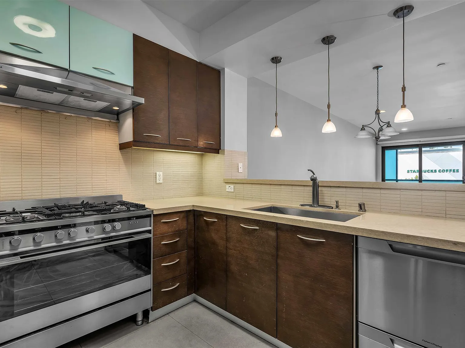 3 bed, 2.5 bath, 1975 sqft, $4,899 — Photo 1