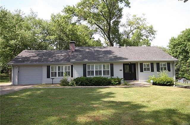 Awesome 1/5 story, lots of great updates, vinyl siding,double hung windows, kitchen , 2 baths, on ov