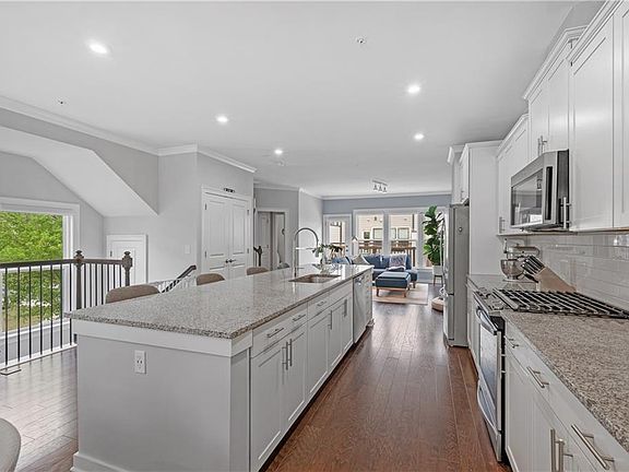 3rd image of 2020 Holtz Ln