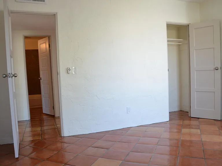 1025 E Indianola Ave — Photo 17