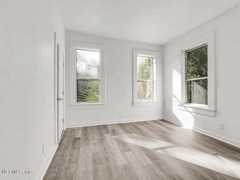 522 W 21st St — Photo 17