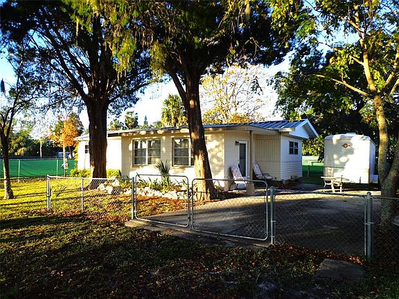 3rd image of 14115 Plum Ln