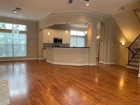 5th image of 406 Fowler St