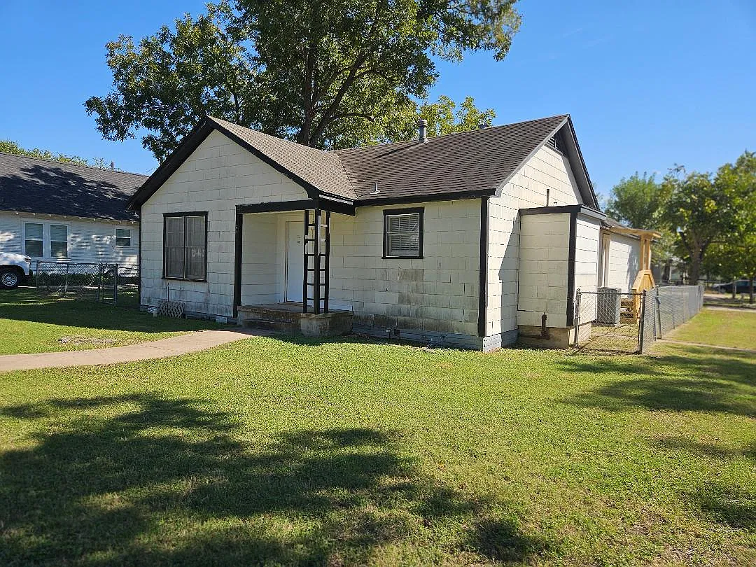 3 bed, 2.0 bath, 1476 sqft, $1,560 — Photo 1