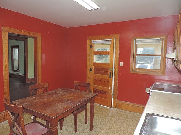 3rd image of 113 Nichols Ave S