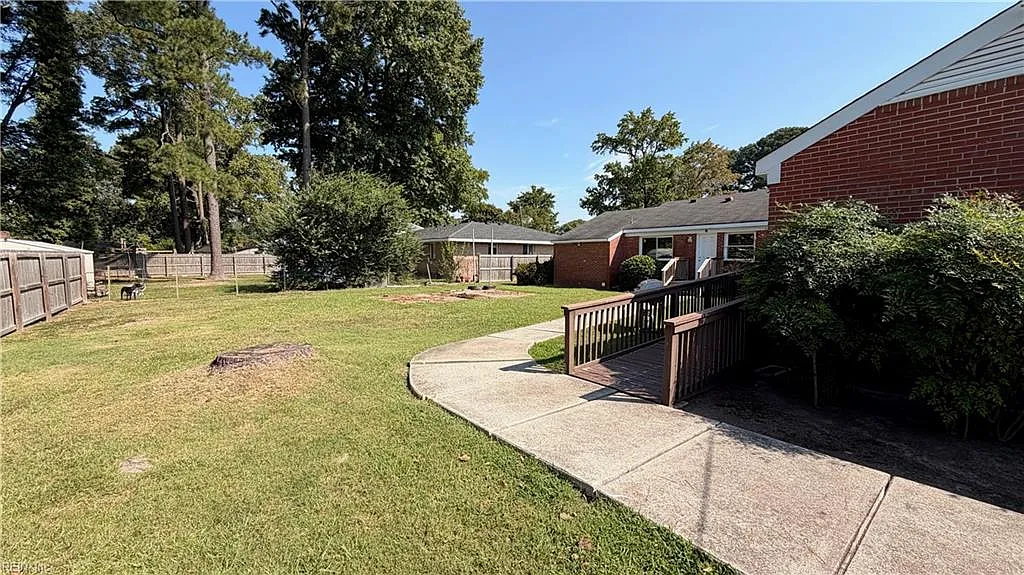 4 bed, 2.5 bath, 2300 sqft, $2,400 — Photo 2