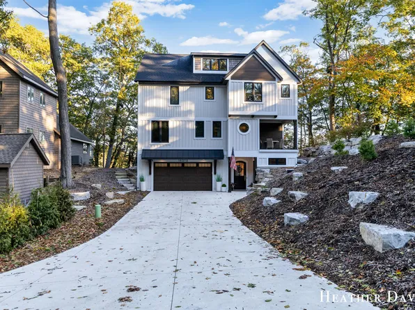 16976 Lake Ave, West Olive, MI 49460