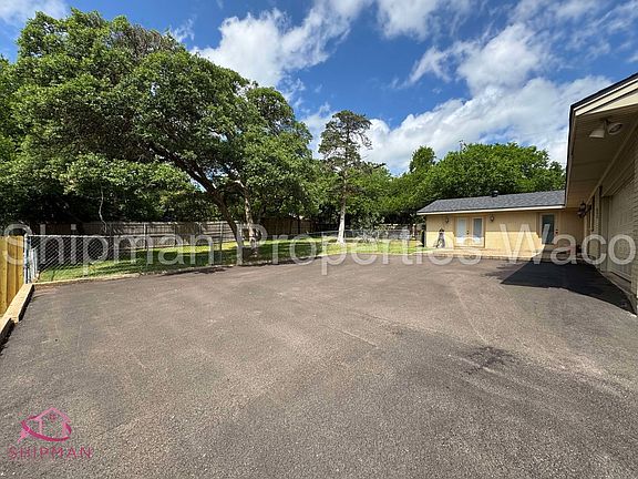 4th image of 128 Wooded Crest Dr