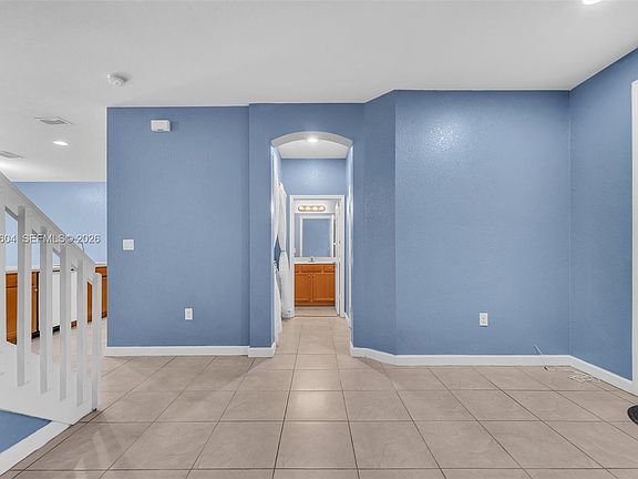 4th image of 207 SE 37th Pl