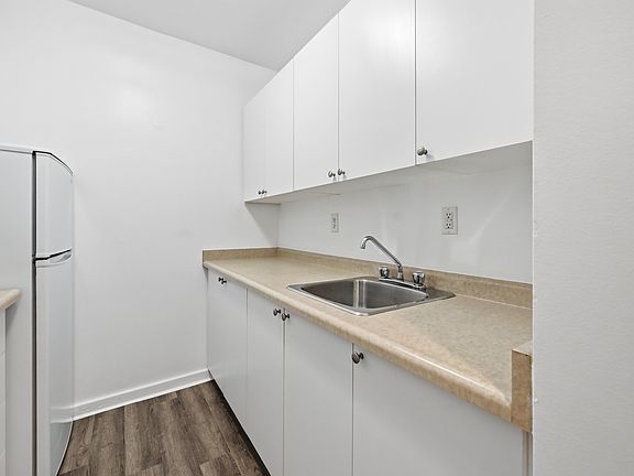 5th image of 150 Charlton Ave W #1515710